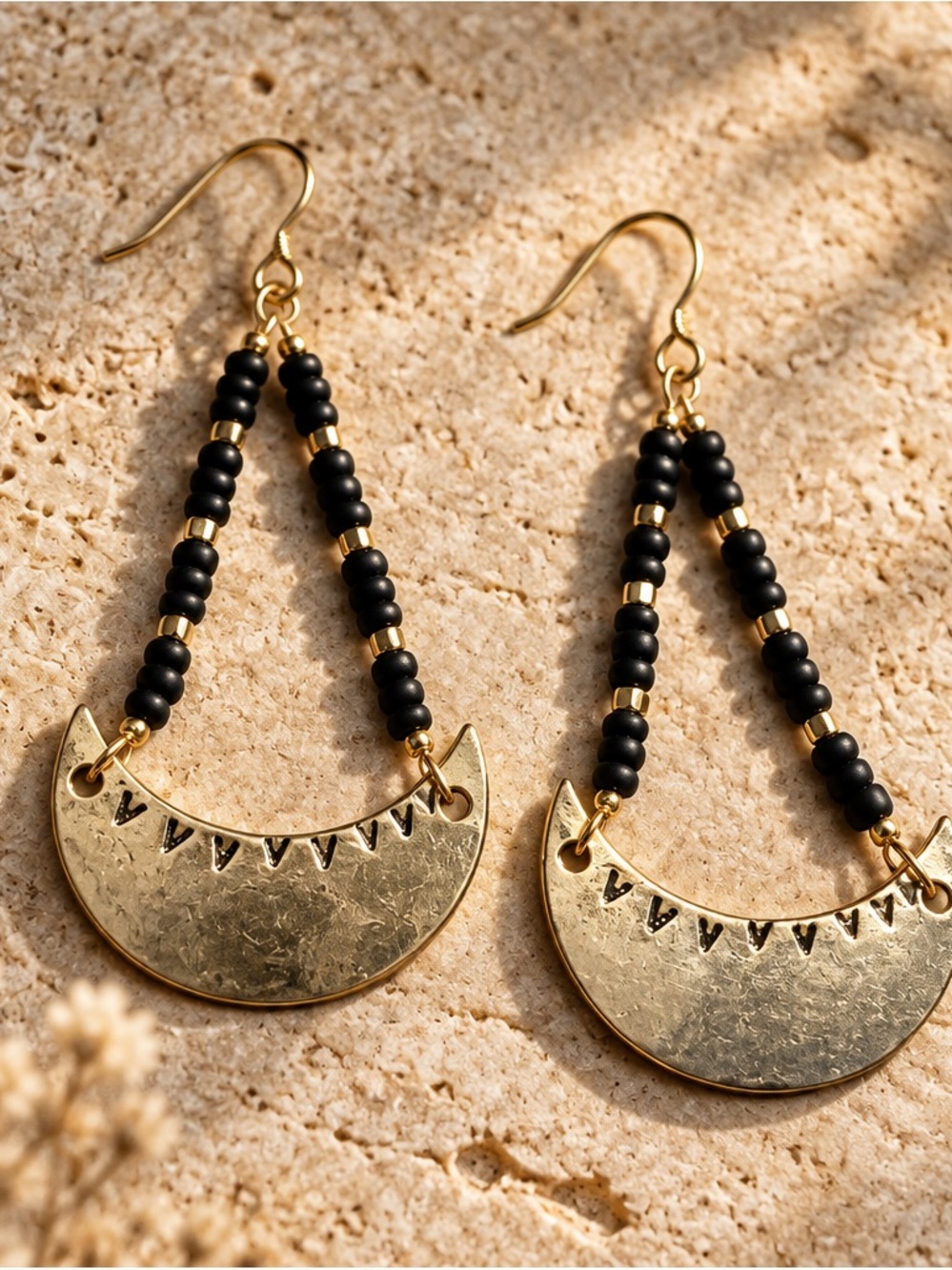 Fashion Jewelry Gold Crescent Earrings with Black Beads